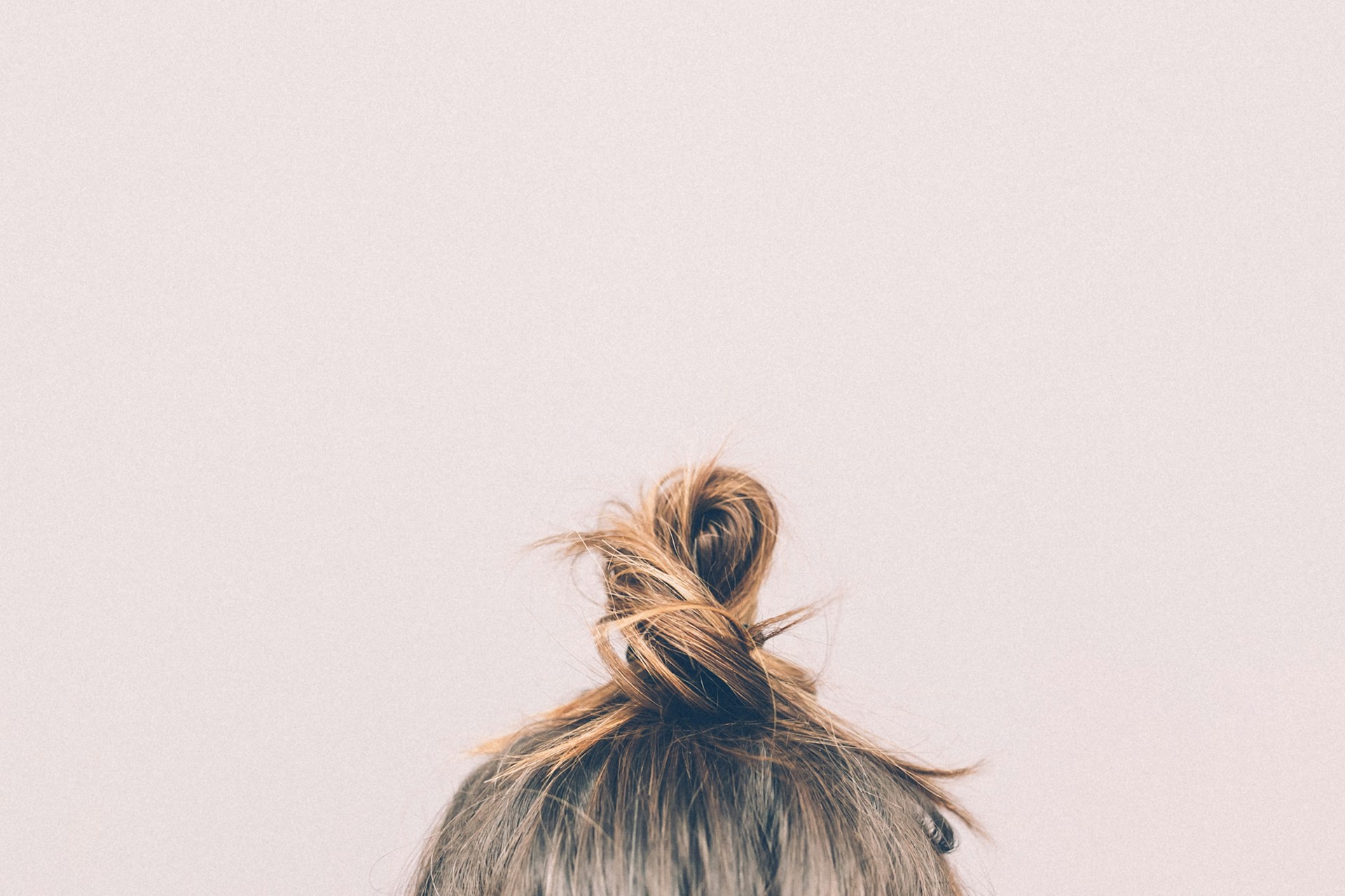 В статье рассказываются о связи между трихотилломанией и потерей волос