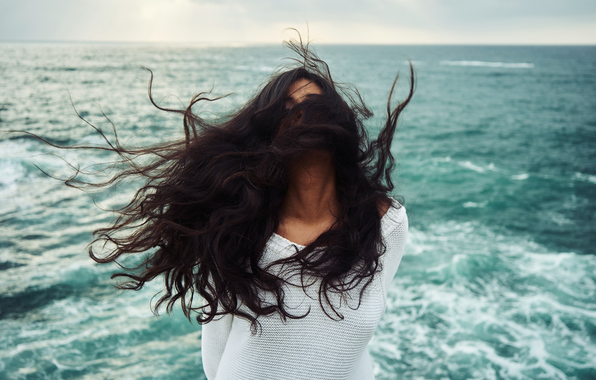 объясняет, как выявление внутренних и внешних сигналов, вызывающих компульсивное выдергивание волос, помогает в терапии этого расстройства. Хотя причина трихотилломании остается неизвестной, понимание и контроль триггеров позволяет улучшить реакцию на них и уменьшить частоту выдергивания волос.